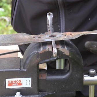 Slipe gressklipper kniv: Sjekk knivens balanse Slipe gressklipper kniv: Sjekk knivens balanse